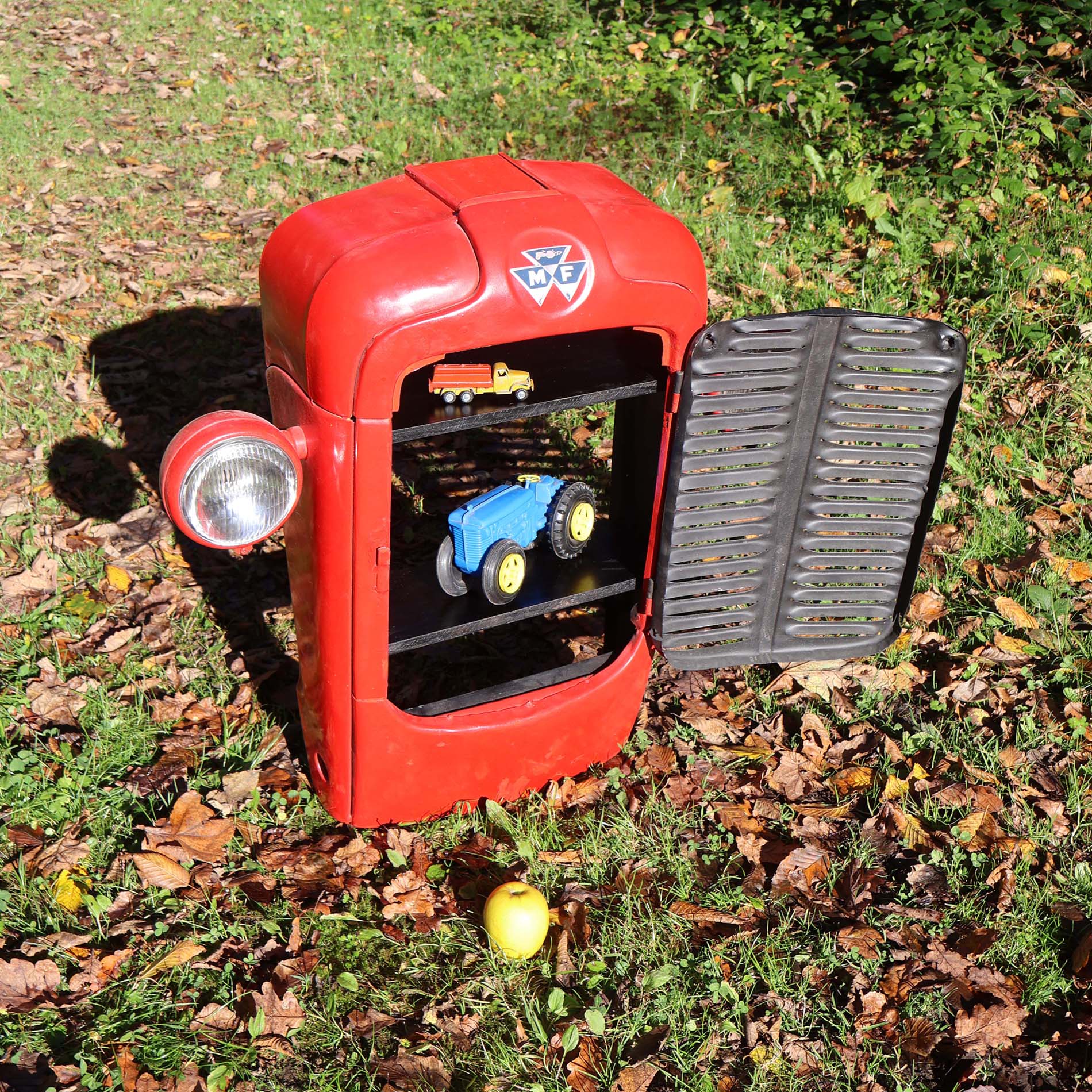 Armoire murale réalisée avec calandre de tracteur