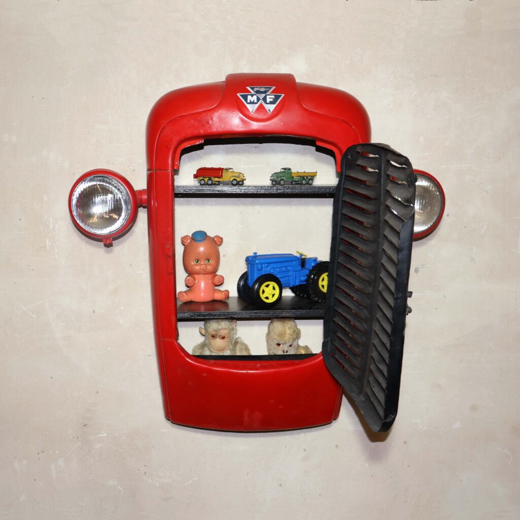 Calandre de tracteur transformée en armoire murale