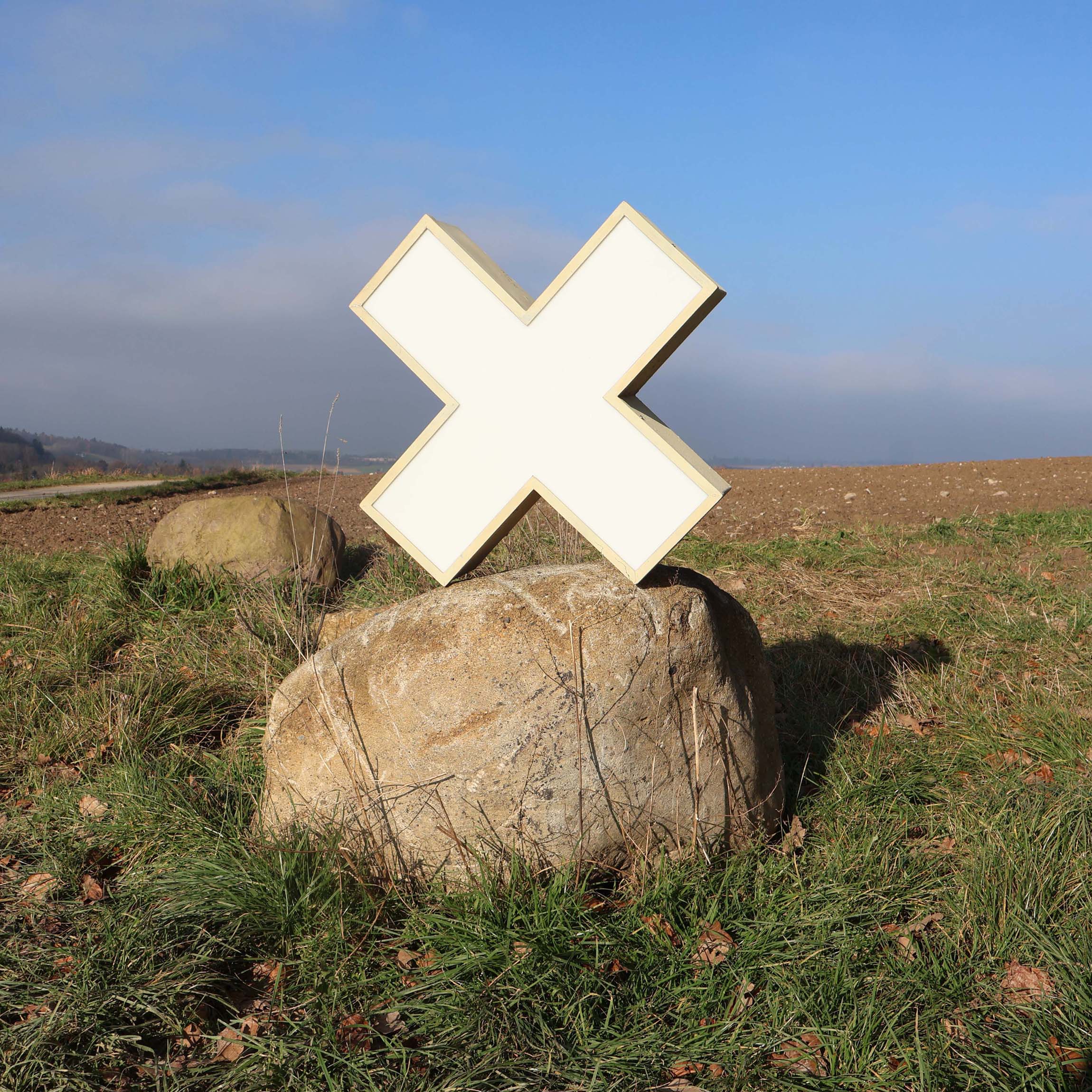 Lettre X ou croix blanche, caisson lumineux vinage des années 1960. Probablement d'enseigne de pharmacie, mais avec un plexi banc. ça peut aussi faire une croix Suisse. Des années 1960. Illumination à faire.