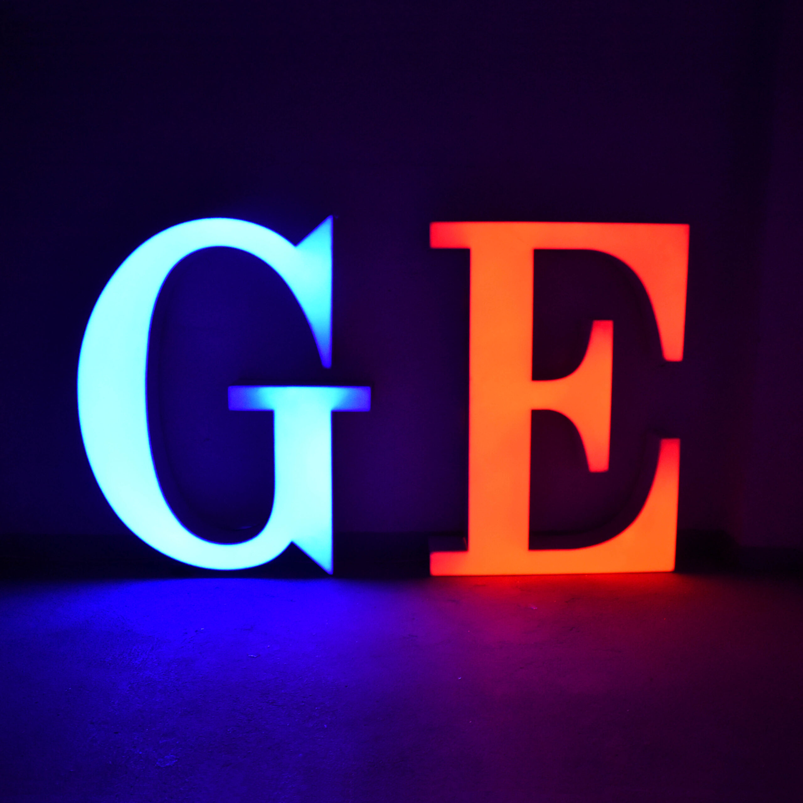 Lettres lumineuses GE d'enseignes