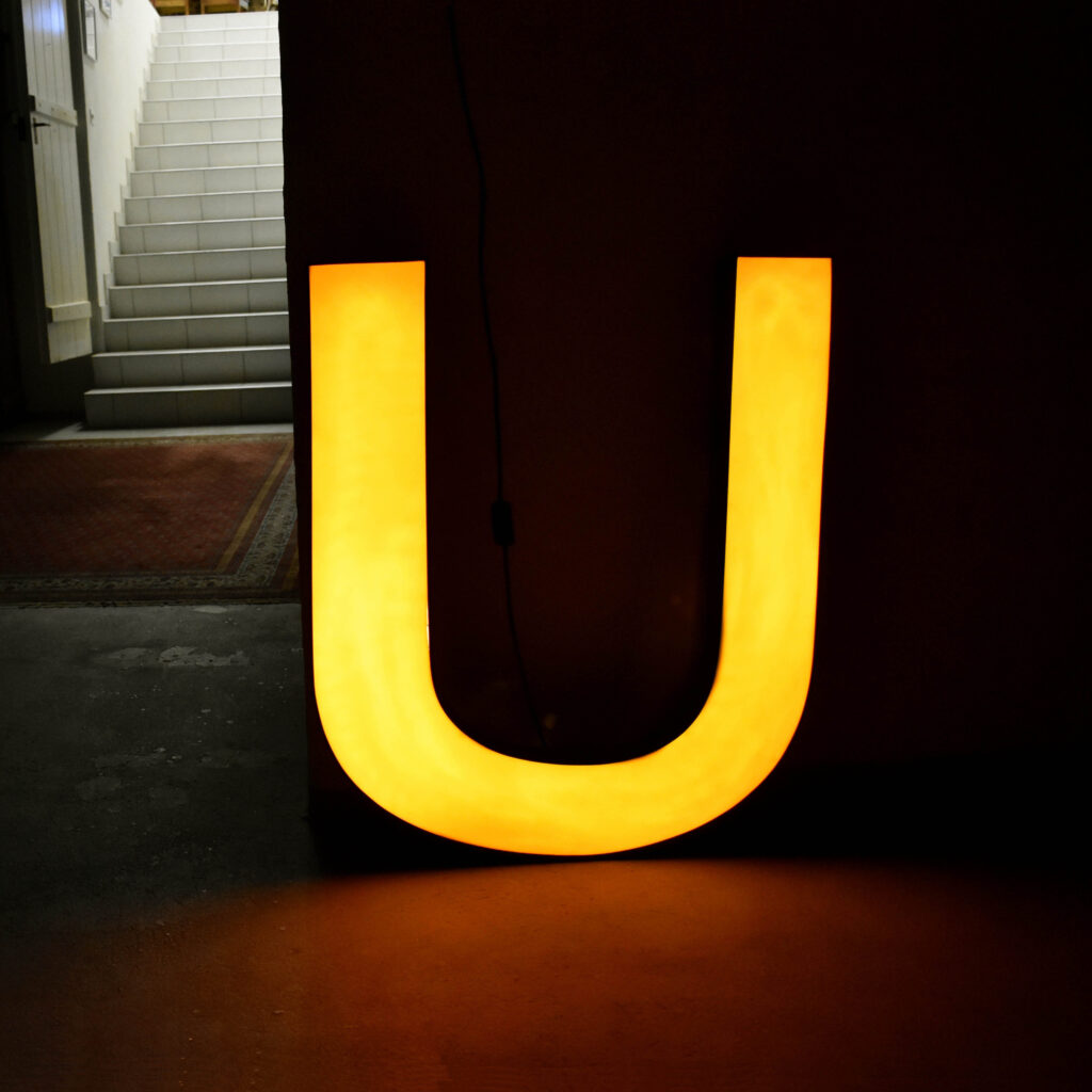 Grande lettre lumineuse U jaune