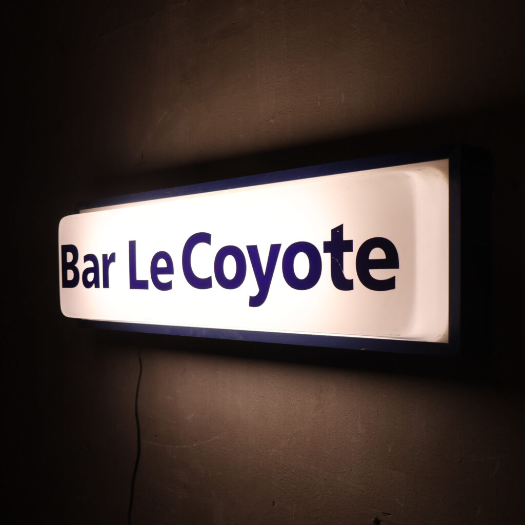 Bar le coyote enseigne lumineuse