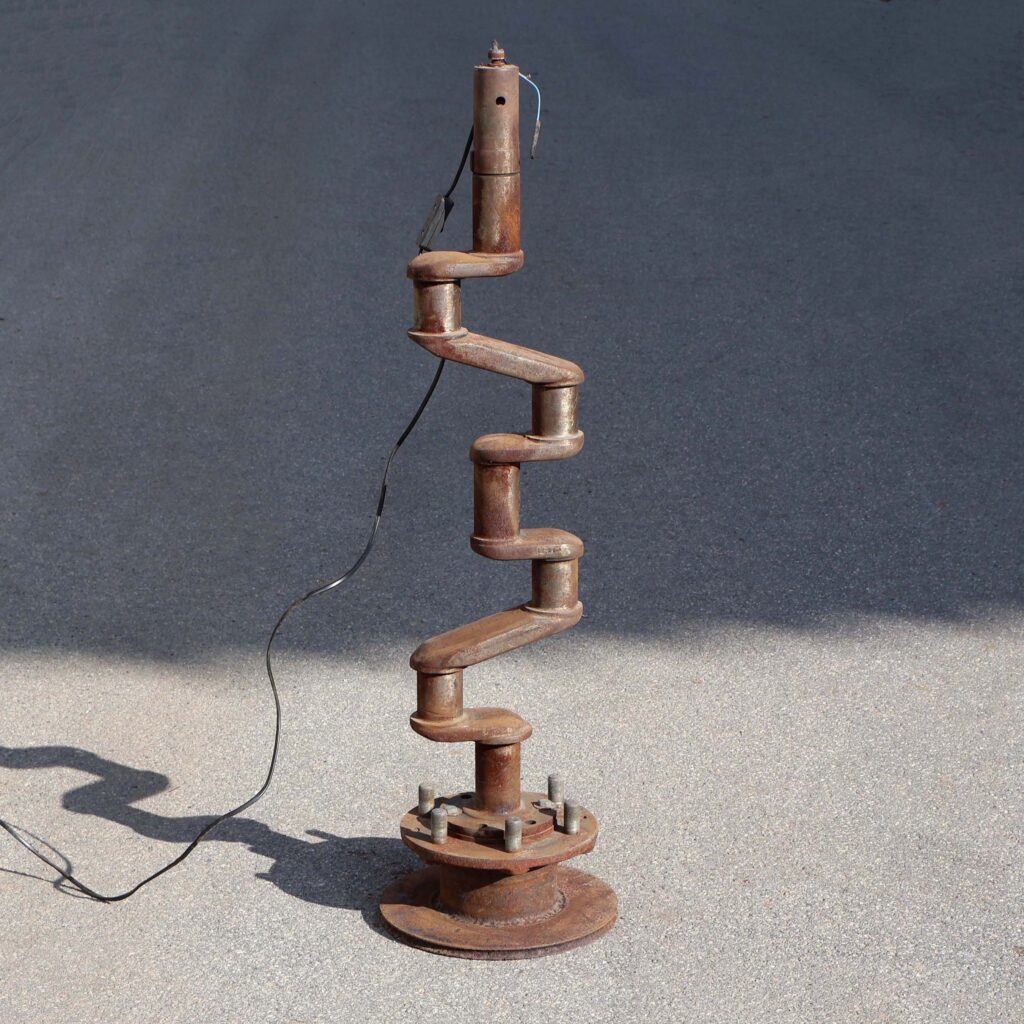 Gros vilebrequin transformé en pied de lampe