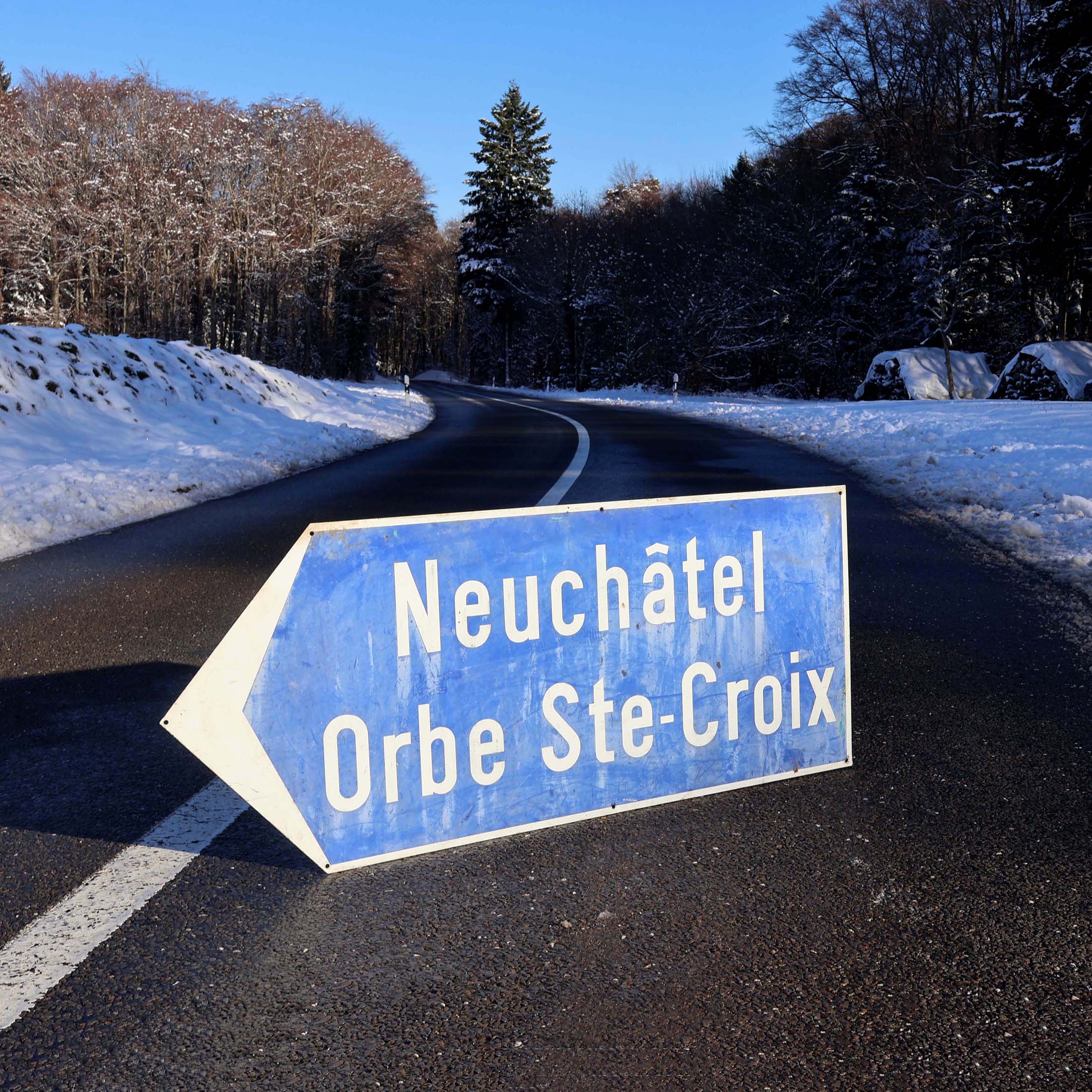 Vieux panneau routier Suisse flèche