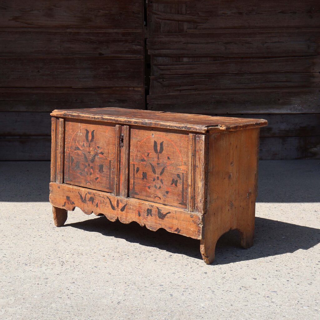 Ancien coffre bahut rustique 18eme.